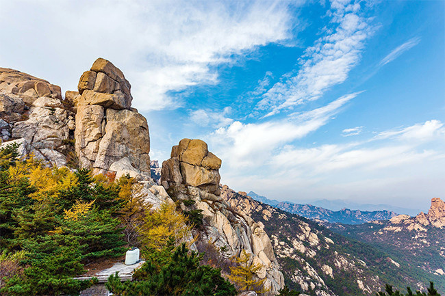 奇山和岩石景观图片