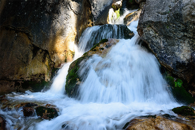 山涧溪流风景图片