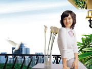 阳台上的休闲美女