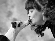 女人与鹿犬图片