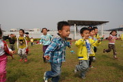 幼儿园小朋友图片 奔跑图片