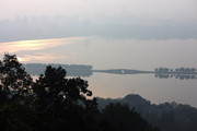 西湖晨曦美景图