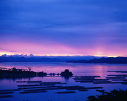 湖中竹排风景照片 唯美电脑桌面图片