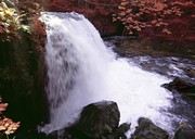 山涧水流瀑布图片