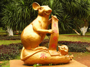 金色老鼠雕塑图片