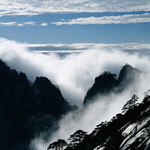 山峰云雾景观图片