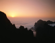 山峰观日出图片