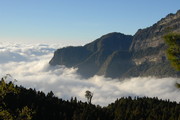 云雾绕山图片素材