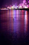 灯火通明的沿海城市