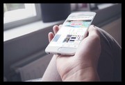 手持苹果手机海报图片素材