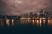  城市夜景水中倒影
