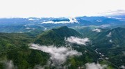 航拍云雾高山图片