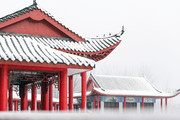 冬雪里的四角亭图片