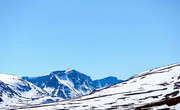 蓝天下的山顶积雪美景图片