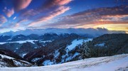 黄昏下的雪山美景图片