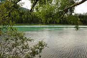 月亮湾湖泊风景图片