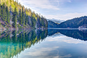 唯美山水湖面森林倒影风景图片