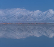 雪山盐湖风光图片