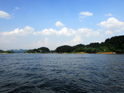 蓝天下的湖泊风景图片高清