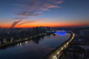河流穿过的城市黎明美景
