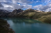 蓝天下高原海子山风光