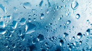 下雨玻璃上的水高清图片