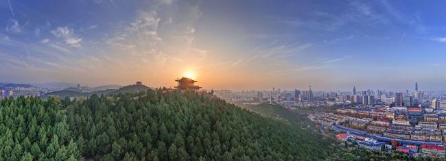 宽幅山林与都市日落美景自然风光